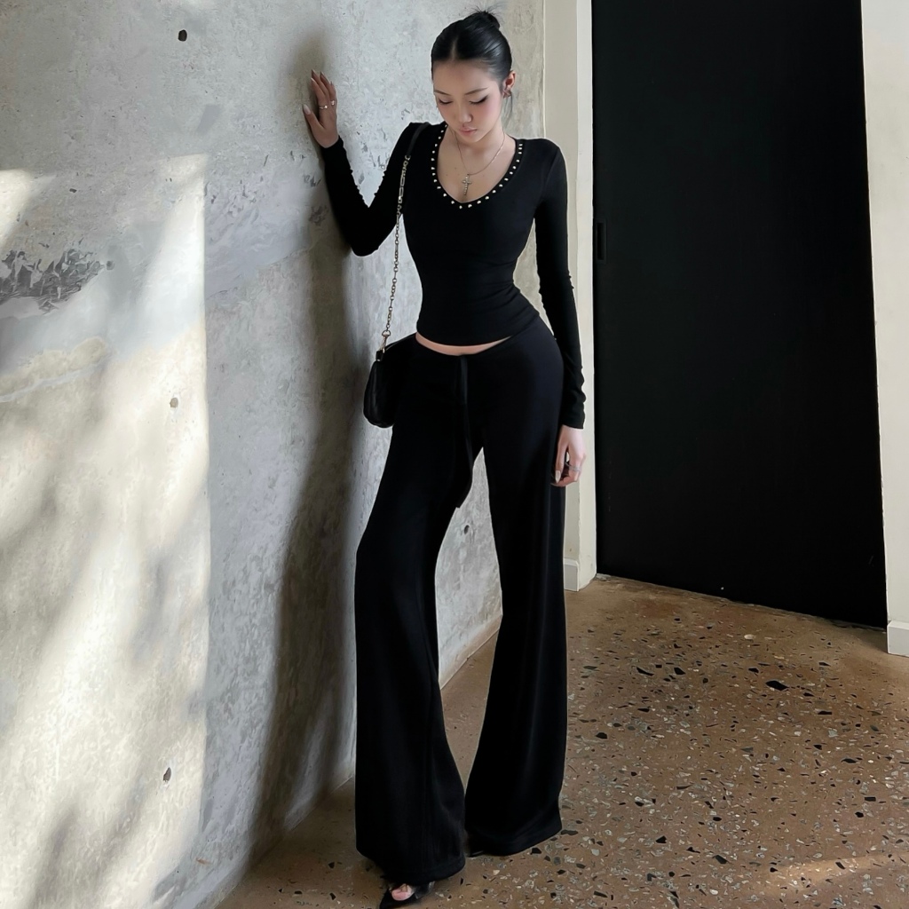 ÁO THUN CỔ TIM ĐINH TÁN AHRI COTTON RIB & QUẦN DÀI DÁNG SUÔNG POLY FFCLUB