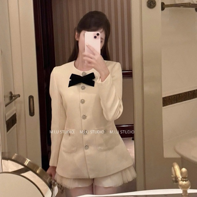 “Mila Set” Set áo khoác dạ kim sa blinh đính khuy hoa đá kèm nơ cài + quần sooc pha lưới điệu đà tiểu thư • MIU.STUDIO