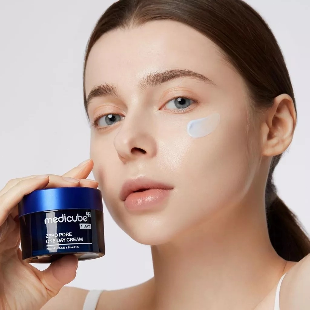 Kem dưỡng ẩm và làm săn chắc da mặt MEDICUBE Zero Pore One day Cream 50ml