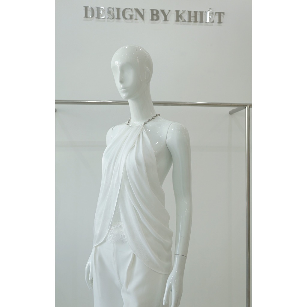 Set áo yếm khiết dây cổ đính đá phối quần ống suông trắng phong cách quyến rũ hiện đại KS399