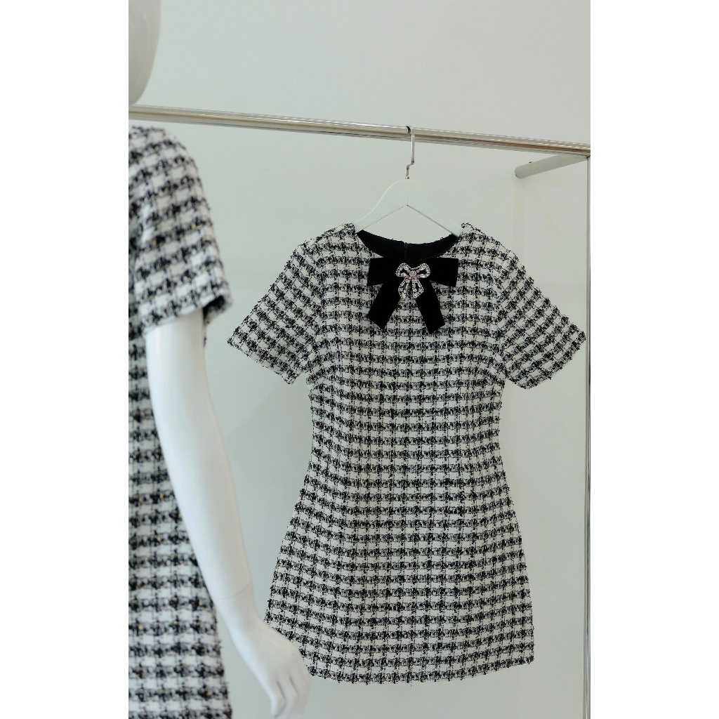 Đầm tweed ánh kim Khiết Form suông phối nơ nhung đen đính đá lấp lánh phong cách tiểu thư sang chảnh KD409
