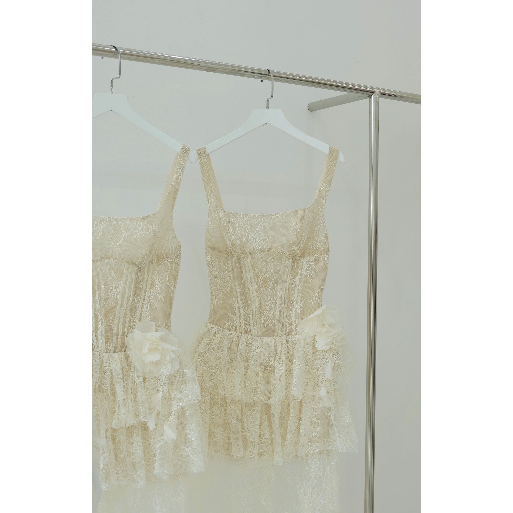 Đầm tiệc ren kim sa lấp lánh Khiết thiết kế form corset dài phối tùng xếp tầng & hoa 3D đính eo sang trọng KD384