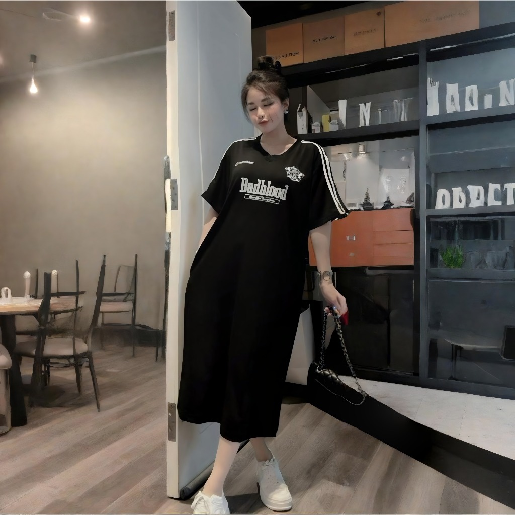 Đầm nữ cộc tay bigsize bầu thể thao xinh Váy cổ tim suông rộng dáng dài xẻ tà họa tiết chữ BADBLOOD phối sọc tay T1252G