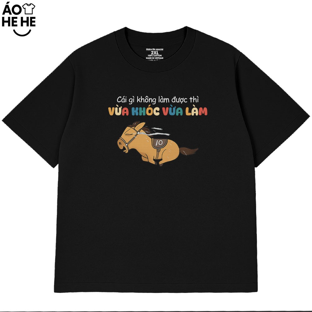 Áo Thun In Chữ Hài Hước Vừa Làm Vừa Khóc Câu Nói Text Văn Phòng Công Sở Form Rộng Cotton 230gsm