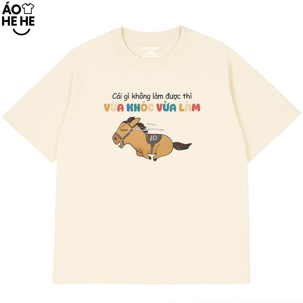 Áo Thun In Chữ Hài Hước Vừa Làm Vừa Khóc Câu Nói Text Văn Phòng Công Sở Form Rộng Cotton 230gsm
