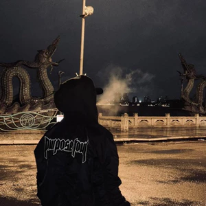 Áo khoác bomber gió unisex màu đen, thêu chữ da Purpose Tour, lưng có túi khóa tay trần, bông 3 lớp AK121P. Boy Phố 2025