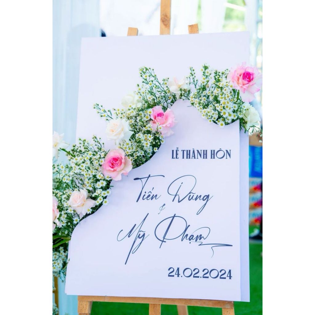 Bảng Welcome Cắm Hoa. Đám cưới, Chất liệu Fomet 3ly và 5ly, Size 40x60cm & 50x70cm và60x80cm, Loại 1