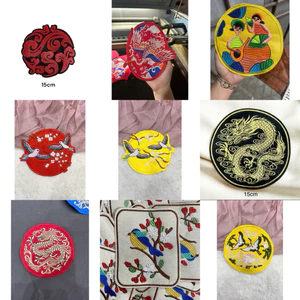 patch vải ủi nhiệt thêu hình thời trang tròn gắn áo dài.