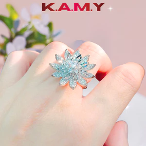 Nhẫn nữ kiểu hoa sen may mắn phong thủy mang đến sự bình an và tinh khiết khi đeo