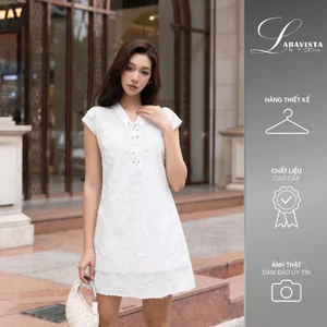 LABAVISTA Đầm tơ trắng thêu họa tiết hoa nổi có lót trong thiết kế thanh lịch hiện đại trẻ trung