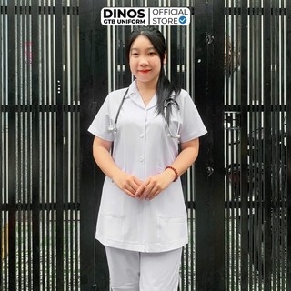 Áo Bác Sĩ Dinos Cổ Vest, Cổ Bể Tay Ngắn, Vải Cotton Lạnh, Màu Trắng