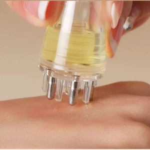 Dụng Cụ Massage Dưỡng Da Đầu - LƯỢC LĂN TINH DẦU DƯỠNG TÓC (DT02) Có Mức Chia Vạch Dung Tích Tiện Lợi