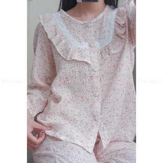 Đồ ngủ nữ tay dài quần dài – Pyjama vải xô muslin cổ tròn phối bèo | KNG.studio (Tặng kèm dây buộc tóc scrunchies)
