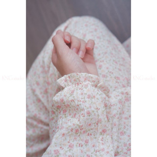 Đồ ngủ nữ tay dài quần dài – Pyjama vải xô muslin cổ tròn phối bèo | KNG.studio (Tặng kèm dây buộc tóc scrunchies)