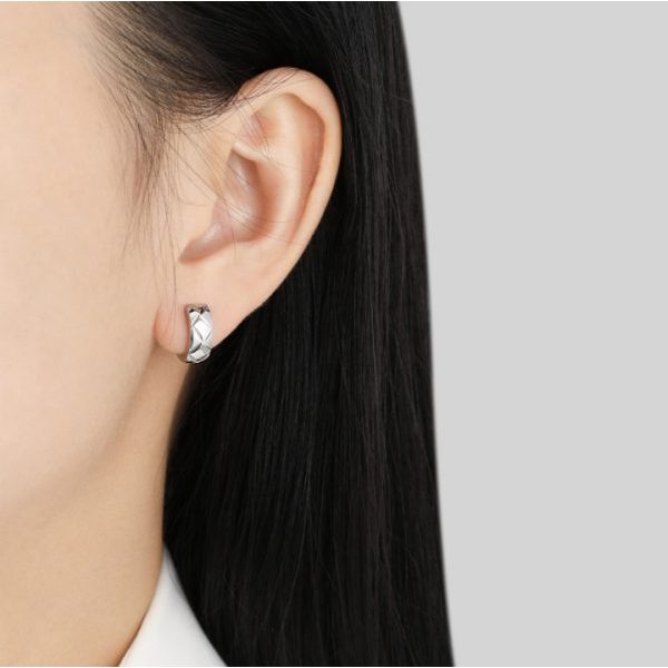 Bông tai nữ titan tròn bản 5mm mặt cắt rãnh chéo không gỉ BY ACCESSORIES