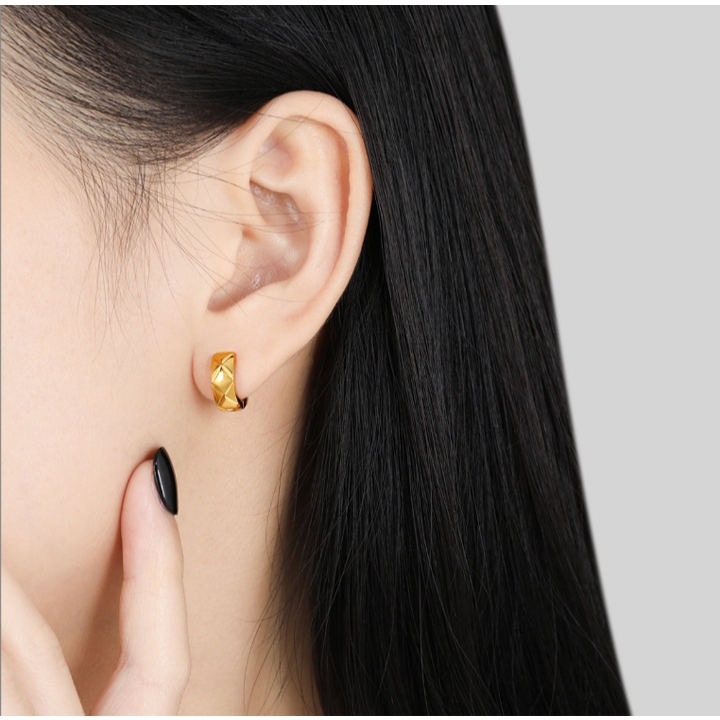 Bông tai nữ titan tròn bản 5mm mặt cắt rãnh chéo không gỉ BY ACCESSORIES