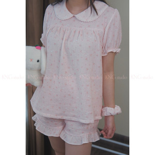 Đồ ngủ nữ tay ngắn quần đùi – Pyjama vải xô muslin cổ sen phối ren | KNG.studio (Tặng kèm dây buộc tóc scrunchies)