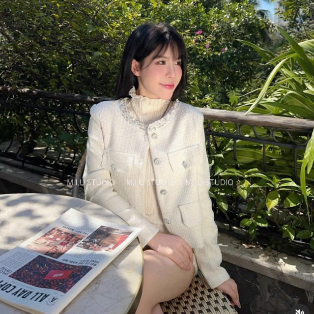 Áo dạ tweed dáng ngắn dài tay phối viền hoa đá cao cấp ,Áo khoác nữ 2 lớp thiết kế phối nắp túi-2màu kem vàng thanh lịch