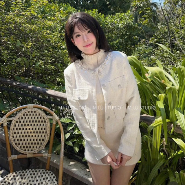 Áo dạ tweed dáng ngắn dài tay phối viền hoa đá cao cấp ,Áo khoác nữ 2 lớp thiết kế phối nắp túi-2màu kem vàng thanh lịch