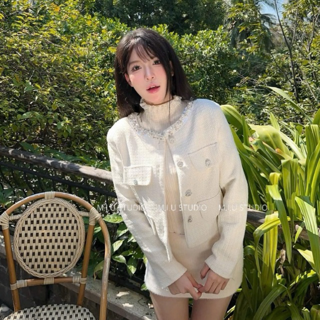 Áo dạ tweed dáng ngắn dài tay phối viền hoa đá cao cấp ,Áo khoác nữ 2 lớp thiết kế phối nắp túi-2màu kem vàng thanh lịch
