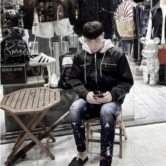 Áo gió nam nữ Dsq có mũ nỉ xám 2 lớp, túi zip ngực in chữ Dsquared2 thời thượng cho bạn trẻ năng động. Boy Phố 2025