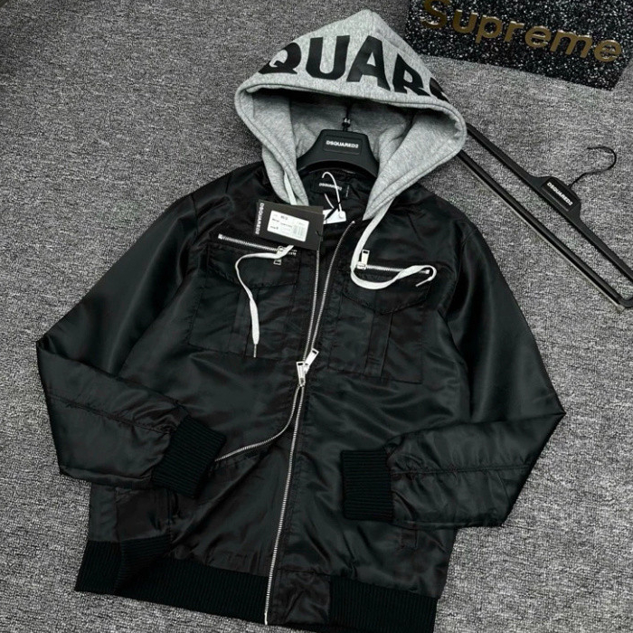 Áo gió nam nữ Dsq có mũ nỉ xám 2 lớp, túi zip ngực in chữ Dsquared2 thời thượng cho bạn trẻ năng động. Boy Phố 2025