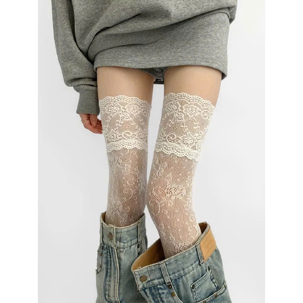 Tất ren Dandal qua gối nữ đi cùng bốt cao cổ – phối váy, chân váy chuẩn trend Hàn màu đen/ghi/ trắng mix đồ cực sang