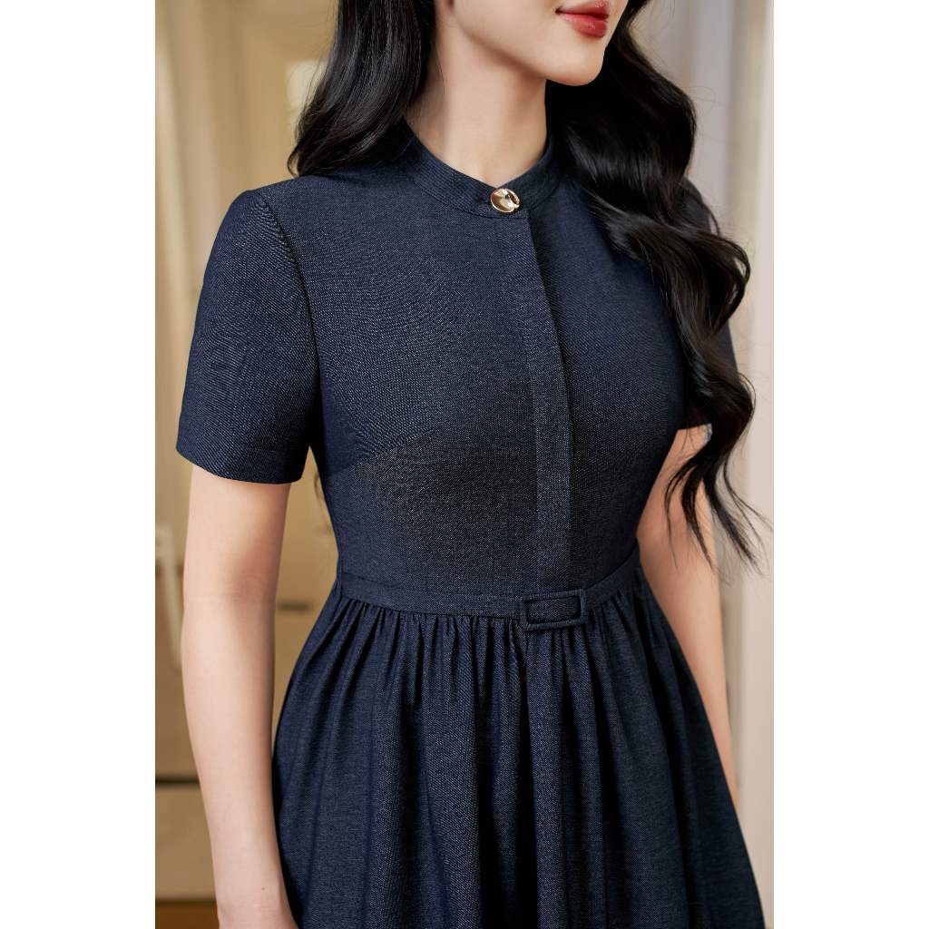 Đầm denim ELLA DORA cổ trụ 1 cúc form ôm thiết kế dáng dài thanh lịch hiện đại [D263]