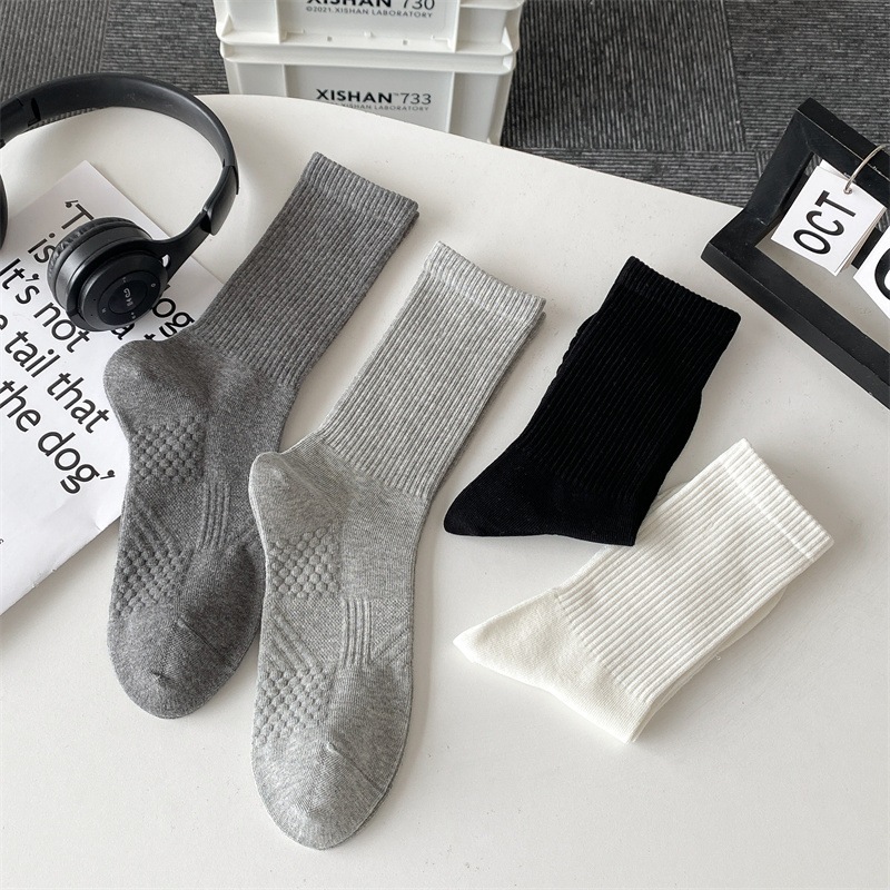 Vớ Tất trắng đen Unisex cổ cao phong cách thể thao và năng động.