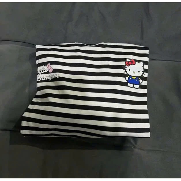 Áo Thun Thu Đông Dài Tay Mặc Bốn Mùa Hoạ Tiết Kẻ Văn In 2 Logo Hellokitty Dáng Rộng Basic Dễ Thương