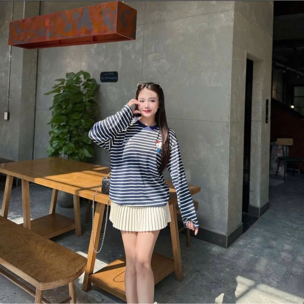 Áo Thun Thu Đông Dài Tay Mặc Bốn Mùa Hoạ Tiết Kẻ Văn In 2 Logo Hellokitty Dáng Rộng Basic Dễ Thương