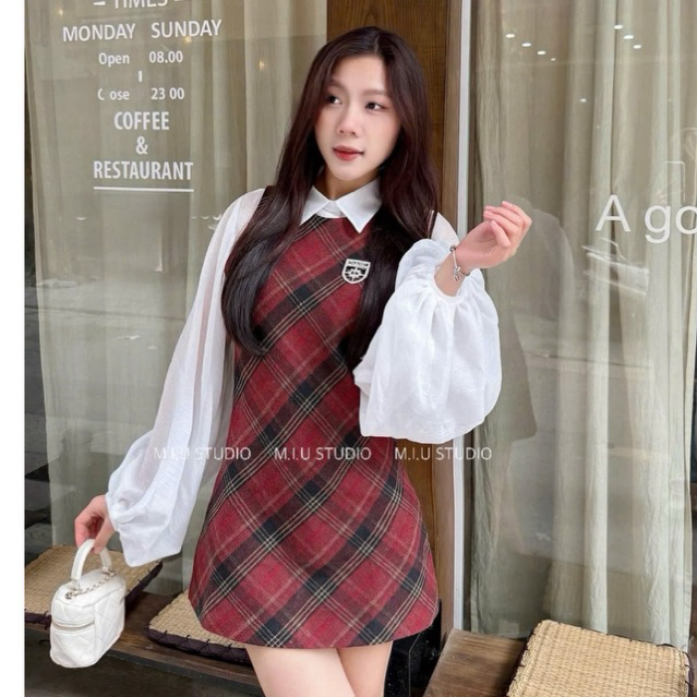 MIU.STUDIO •”Jasa Set” Set váy dạ yếm kẻ caro thiết kế dáng A ngắn xoè kèm áo sơmi tay bồng phong cách tiểu thư Hàn Quốc
