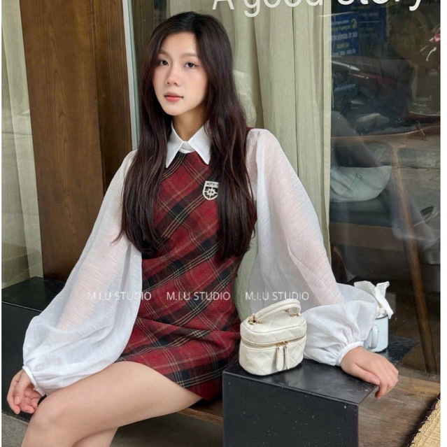 MIU.STUDIO •”Jasa Set” Set váy dạ yếm kẻ caro thiết kế dáng A ngắn xoè kèm áo sơmi tay bồng phong cách tiểu thư Hàn Quốc