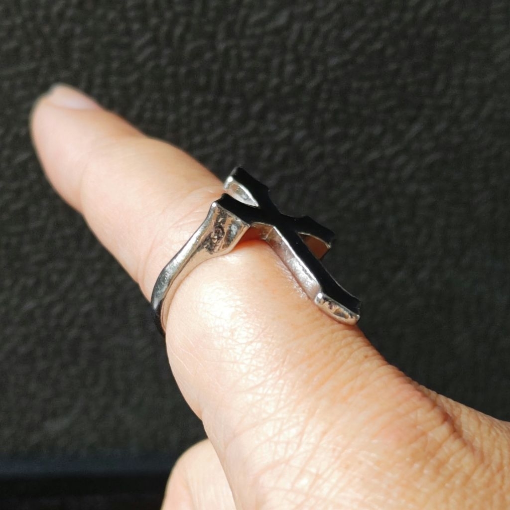 N0163-NHẪN SI NHẬT- THÁNH GIÁ PHỦ MEN ĐEN – FORM MỞ – PHONG CÁCH CÁ TÍNH UNISEX