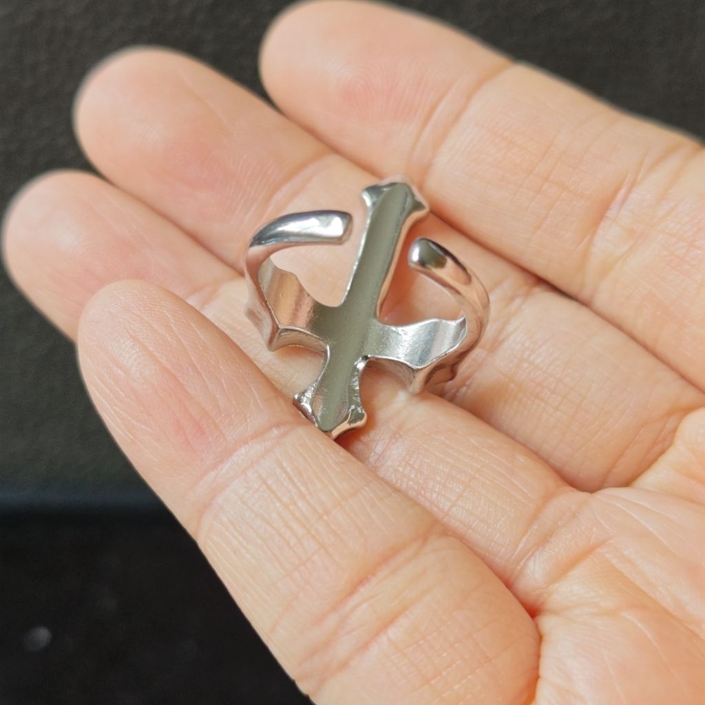 N0163-NHẪN SI NHẬT- THÁNH GIÁ PHỦ MEN ĐEN – FORM MỞ – PHONG CÁCH CÁ TÍNH UNISEX