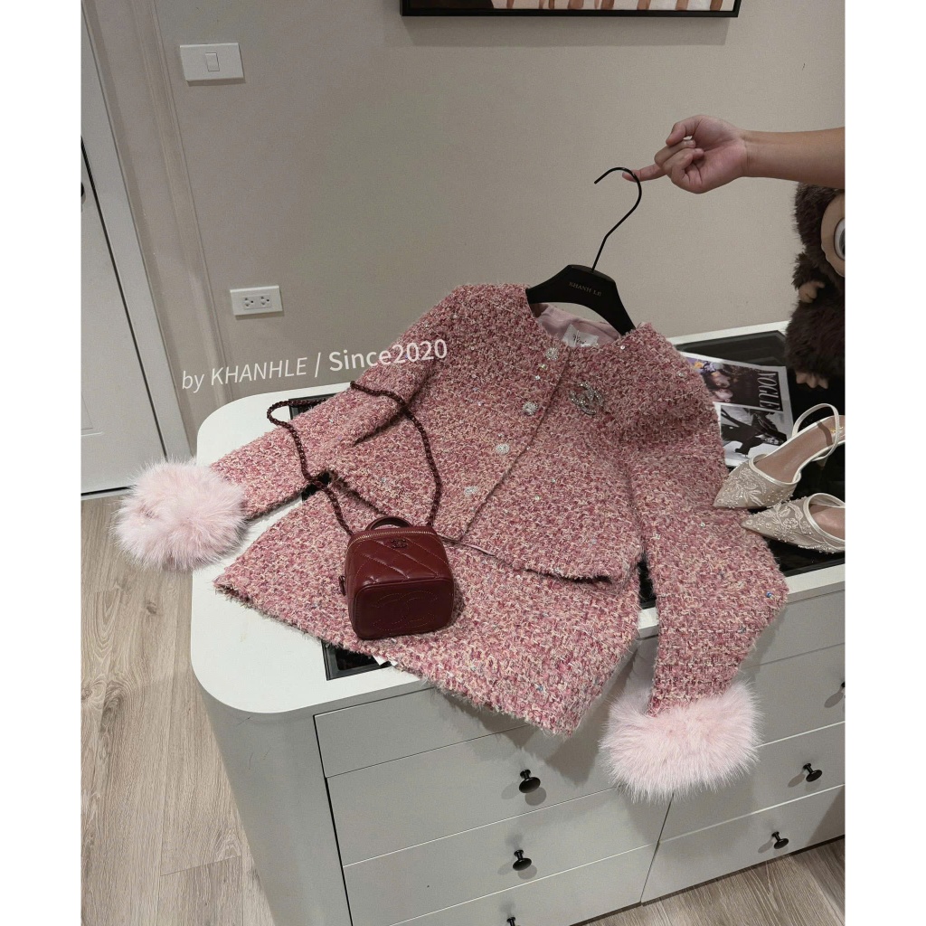 ZIMM STORE -Set váy và áo khoác tweed màu hồng nhạt, gấu tay áo phối lông mịn màng, chân váy ôm sát tôn eo