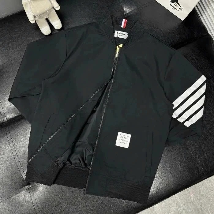 Áo khoác Bomber Thome Thêu 4 vạch Chất liệu gió 2 lớp chống gió cực bền unisex nam nữ Mẫu bomber thome Hot trend 2025