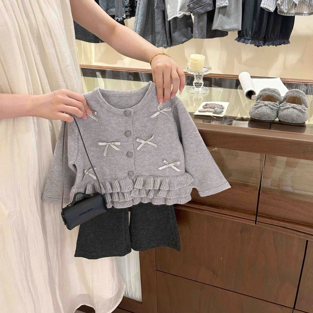 (Sẵn 130) Áo len nhún bèo tầng đính nơ kèm quần ống loe phong cách Hàn Quốc cho bé gái