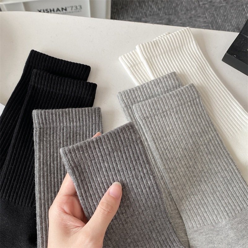 Vớ Tất trắng đen Unisex cổ cao phong cách thể thao và năng động.
