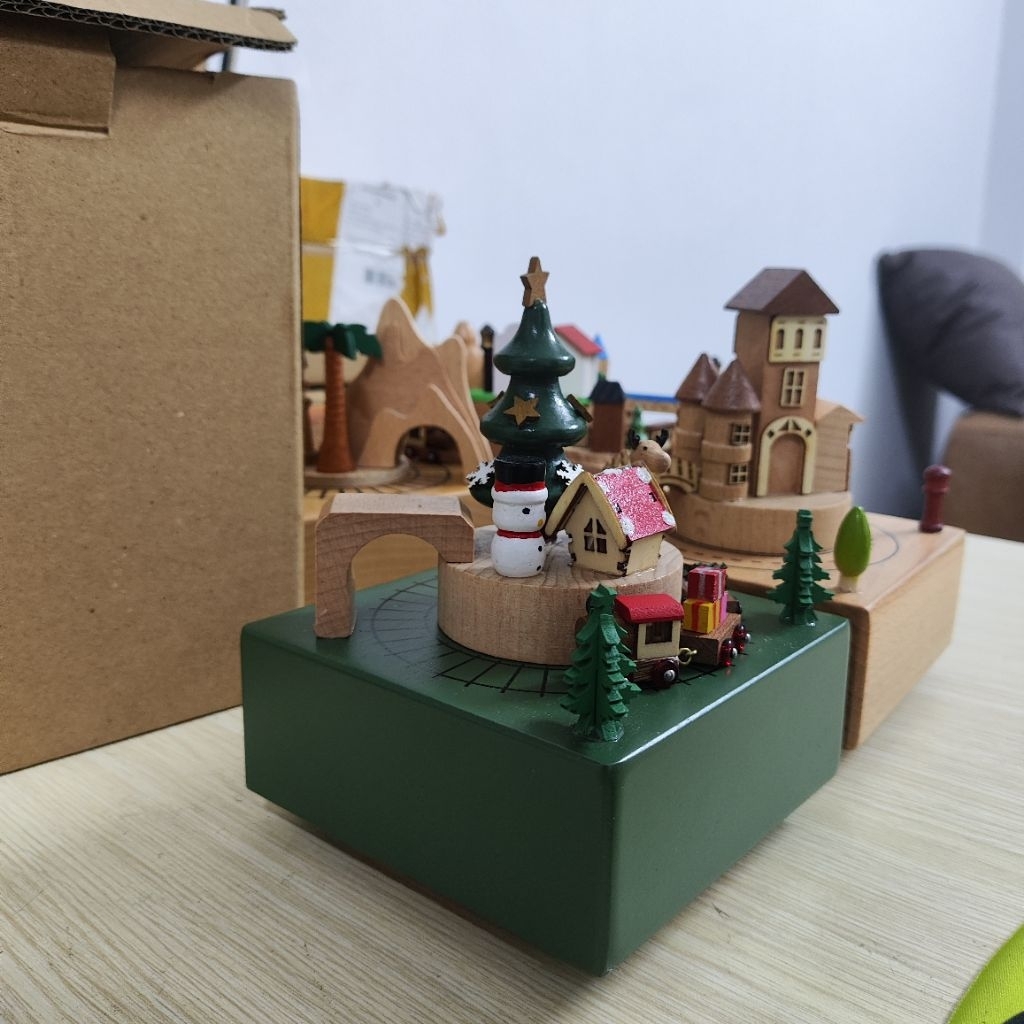 Quà tặng hộp nhạc dây cót có vật chuyển di chuyển xinh xắn/quà noel xmas