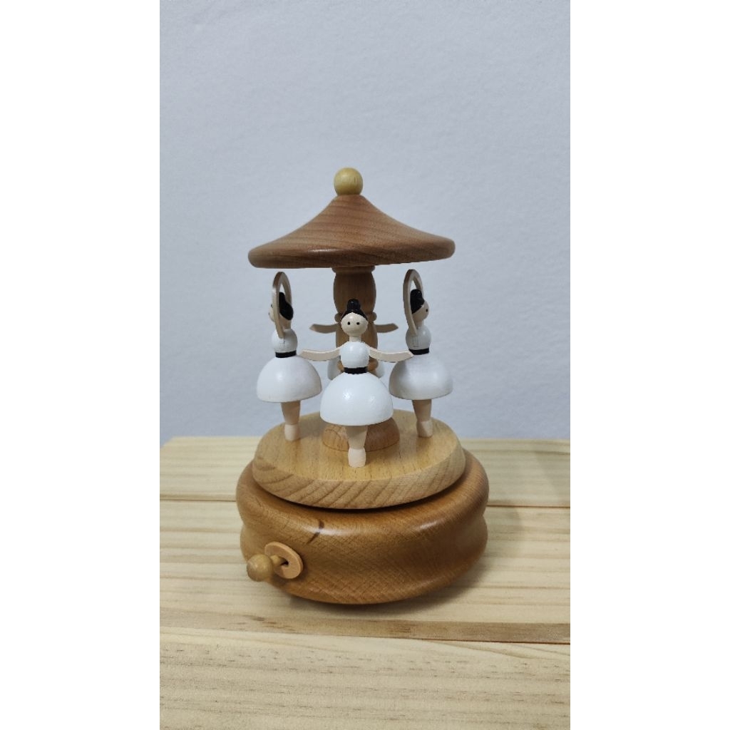 Quà tặng hộp nhạc dây cót có vật chuyển di chuyển xinh xắn/quà noel xmas