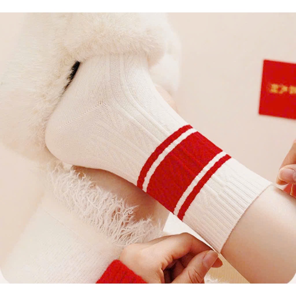 Vớ Tất kẻ màu đỏ trắng kem cổ cao phong cách trẻ trung, năng động.