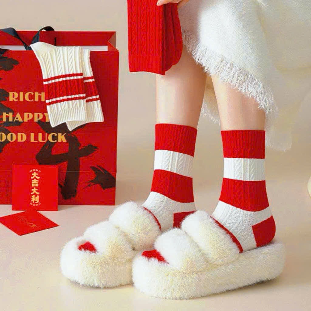 Vớ Tất kẻ màu đỏ trắng kem cổ cao phong cách trẻ trung, năng động.