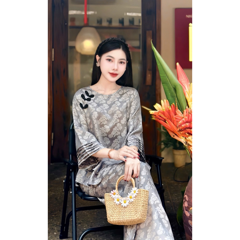 Bộ Pháp Phục Vải Lụa Hoa Trăng Tử Thiết Kế Nơ Chéo Xếp Ly