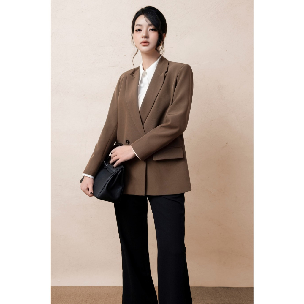 Áo blazer nữ ELLA DORA dáng suông 2 cúc cổ ve thanh lịch hiện đại mặc 4 mùa 3 màu ĐỎ/ĐEN/NÂU [ V24 ]