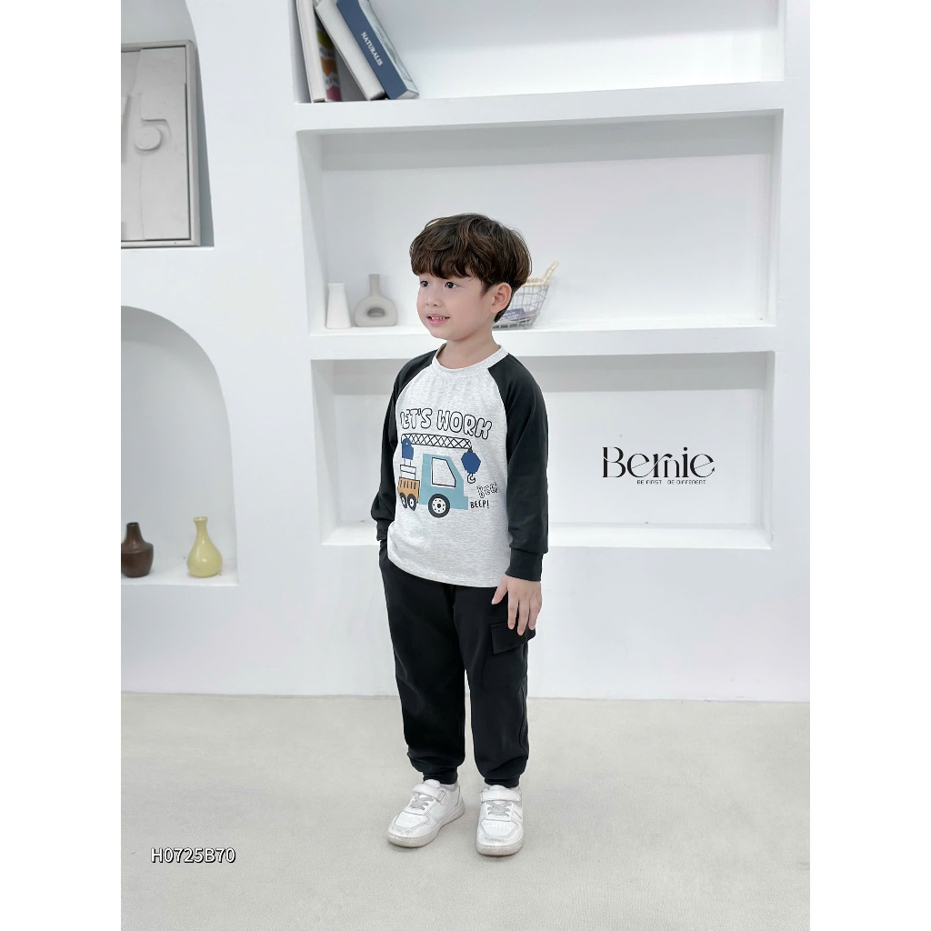 Bộ cotton dài tay Bernie in ô tô Let's Word thiết kế tay áo Raglan phối màu cho bé trai 9-28kg