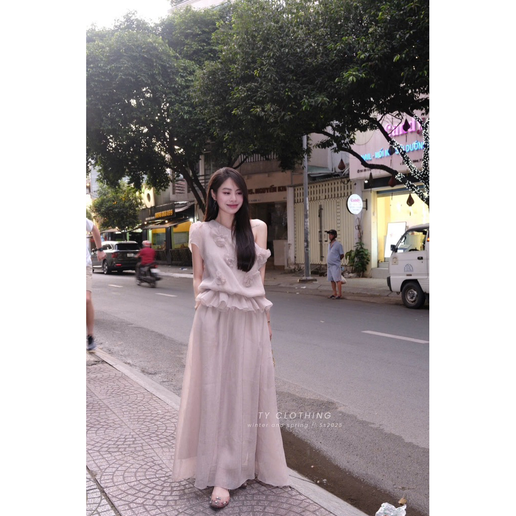 Set Lệch Vai Phối Hoa Chân Váy Dáng Dài Đi Tiệc Sang Chảnh- Hàng Thiết Kế - Màu Nâu Tây - TY CLOTHING