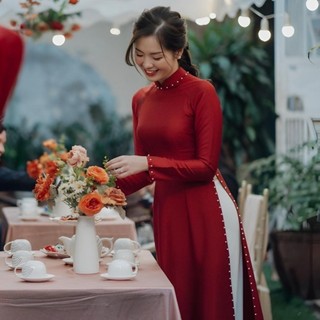 Áo dài lụa vân gỗ đỏ đô Tà A Saam thiết kế tay dài form truyền thống đính kết hạt ngọc 2026