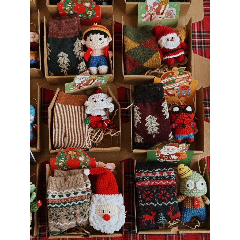 [KÈM THIỆP] Set Quà Tặng Bạn Nam Sinh Nhật Móc Khoá Tất Vớ Cổ Cao Cây Thông Noel Giáng Sinh Made by Haste