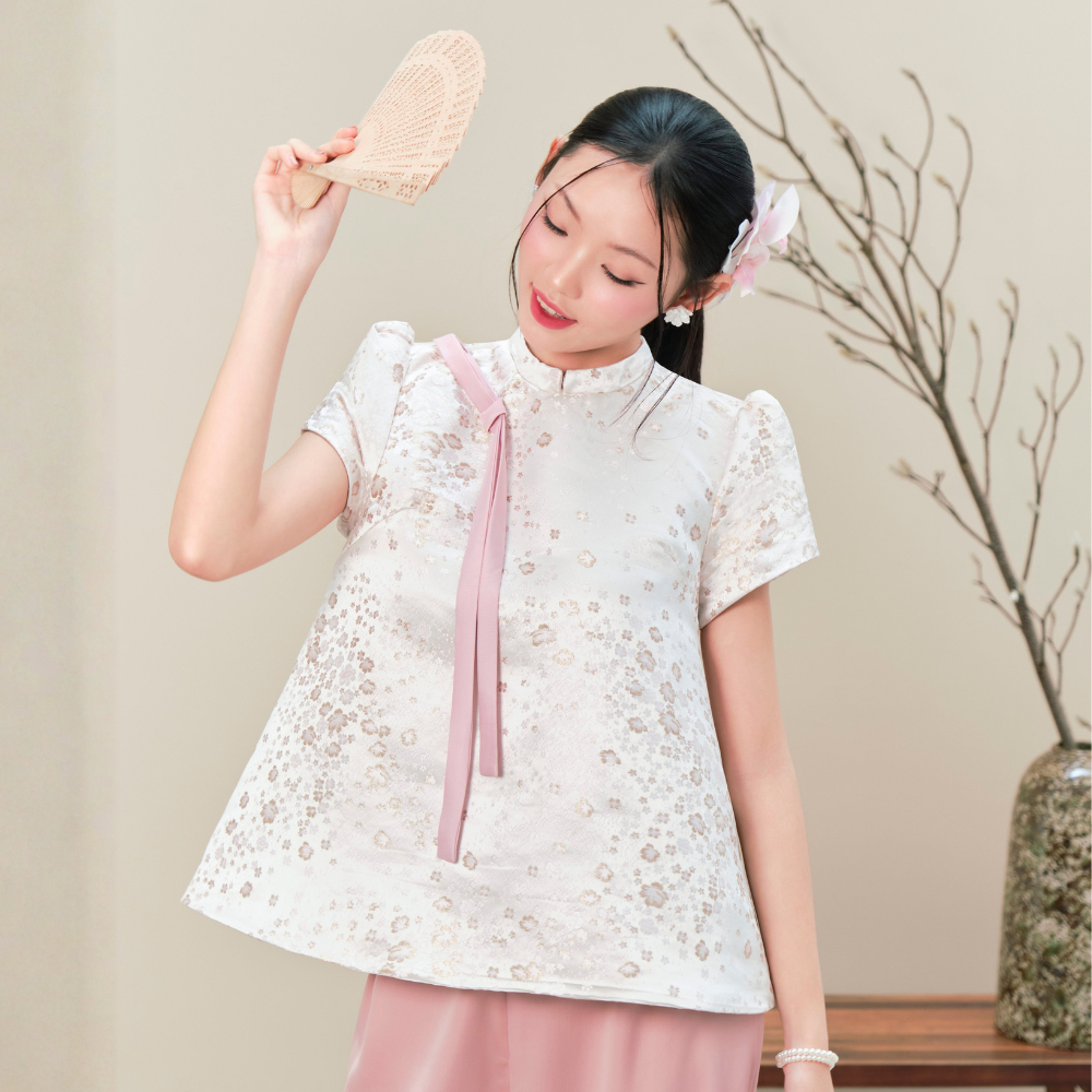 Áo Kiểu Cách Tân Tay Ngắn Dáng Xuân Nhi Miều Est.2013 Tà Xòe Họa Tiết Hoa Văn Chìm Mặc Tết